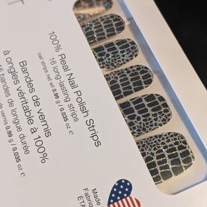 Hiss and Make Up Color Street Nail Set